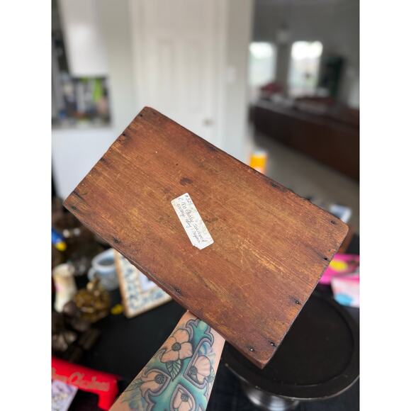 Antique Wooden Divided Caddy with Scalloped Edges – Rustic Farmhouse Organizer - Picture 5 of 5